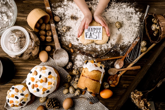 Cuisson de Pâques sur une surface en bois