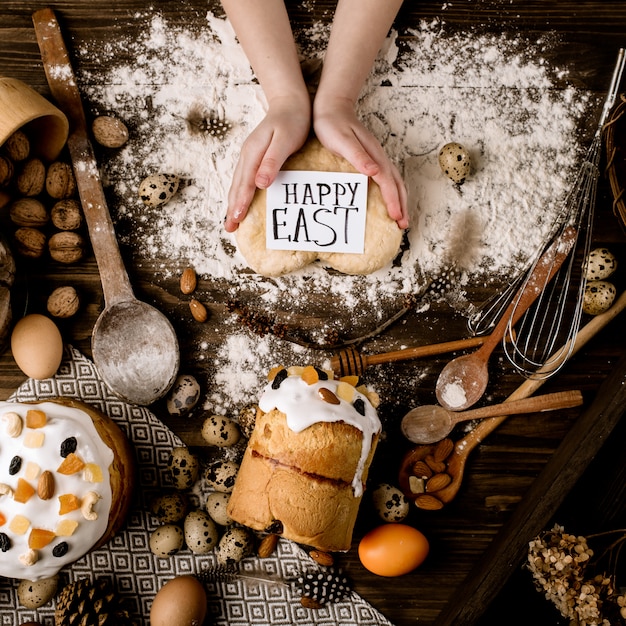 Cuisson de Pâques sur une surface en bois