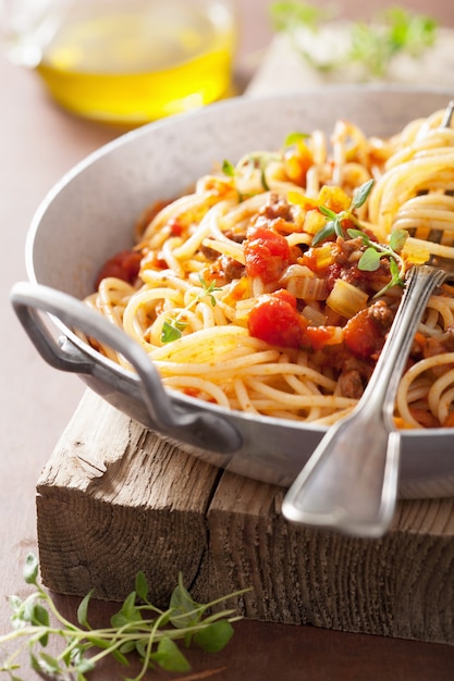 La cuisson des pâtes italiennes spaghetti à la bolognaise