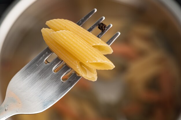 Cuisson des pâtes à la maison dans une casserole bouchent