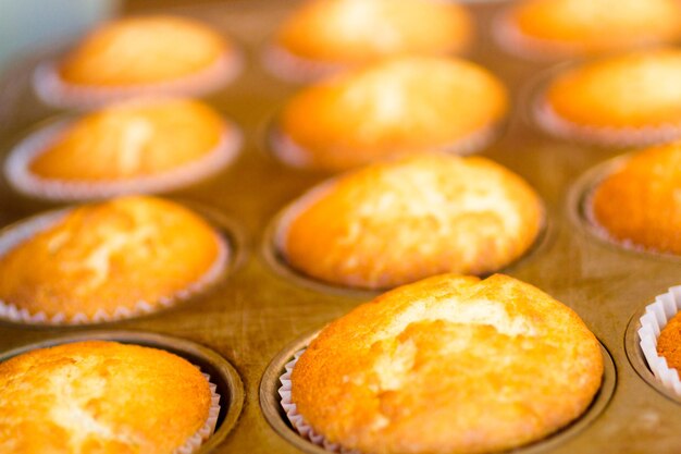 Cuisson de petits gâteaux à l'école de cuisine.