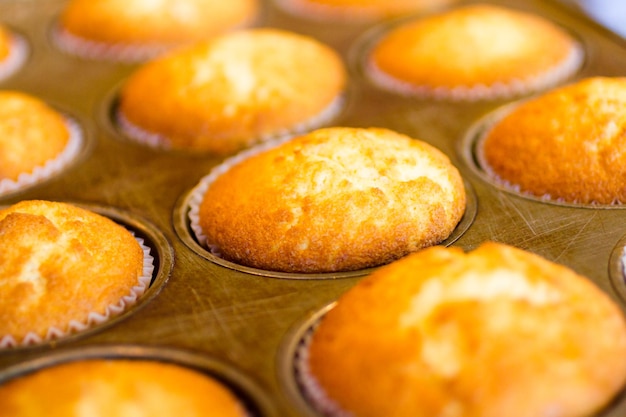 Cuisson de petits gâteaux à l'école de cuisine.