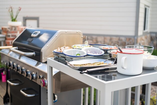 Cuisson de la pizza sur un gril à gaz extérieur dans l'arrière-cour en été.