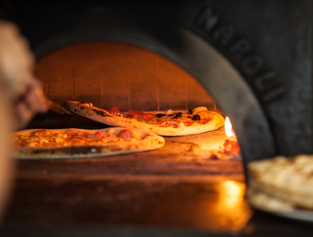 La cuisson des pizzas se bouchent au four