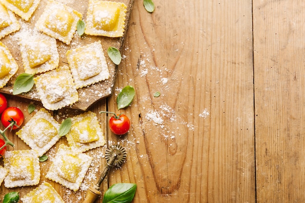 Cuisson des raviolis italiens sur table en bois