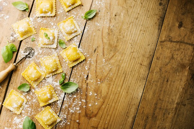 Cuisson des raviolis italiens sur table en bois