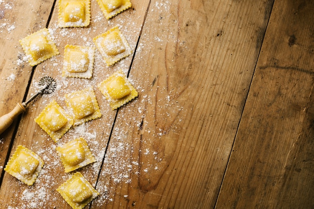 Cuisson des raviolis italiens sur table en bois