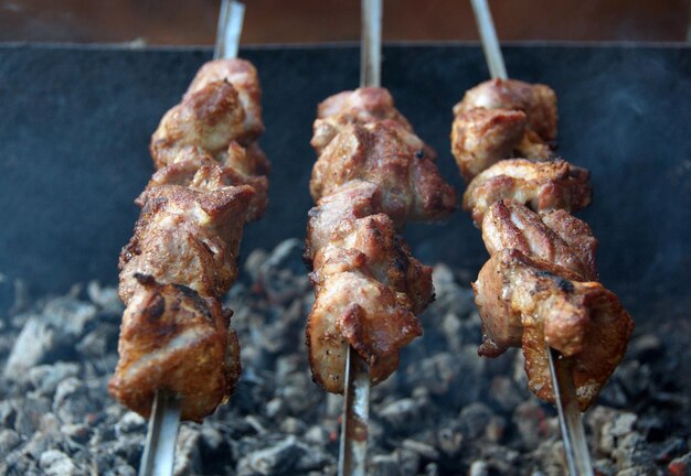 Cuisson rôtie sur un feu ouvert brochettes de porc shish kebab shashlik