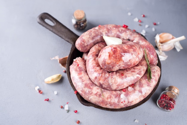 Cuisson des saucisses italiennes