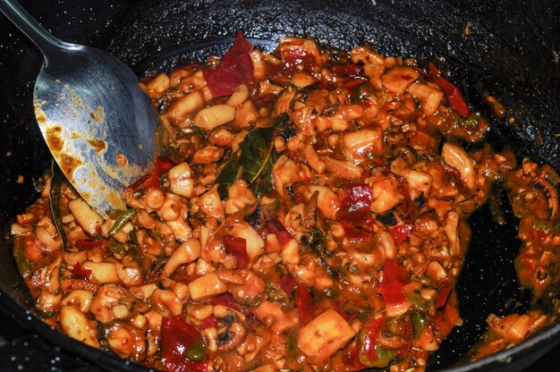 Cuisson Des Seiches En Sauce Américaine Sur La Cuisinière D'une Cuisine