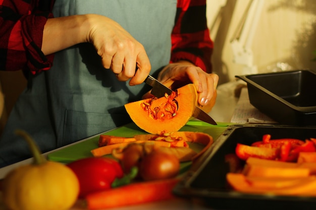 Cuisson de la soupe-purée de potiron d'automne. préparation de légumes pour la cuisson. Légumes d'automne sains pour le déjeuner de la saison d'Halloween