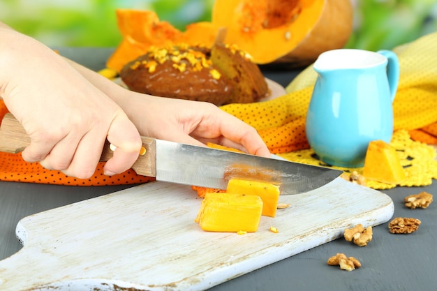 Cuisson de la tarte à la citrouille sur une table en bois sur fond naturel