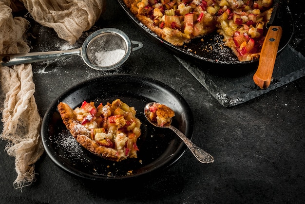 Cuisson de la tarte maison à la rhubarbe