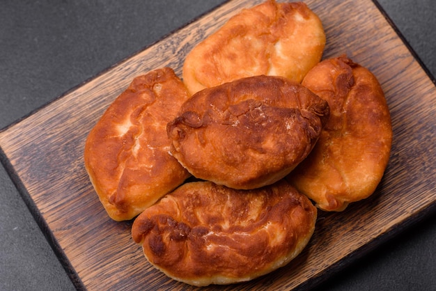 Cuisson des tartes aux pommes de terre sur une planche à découper en bois