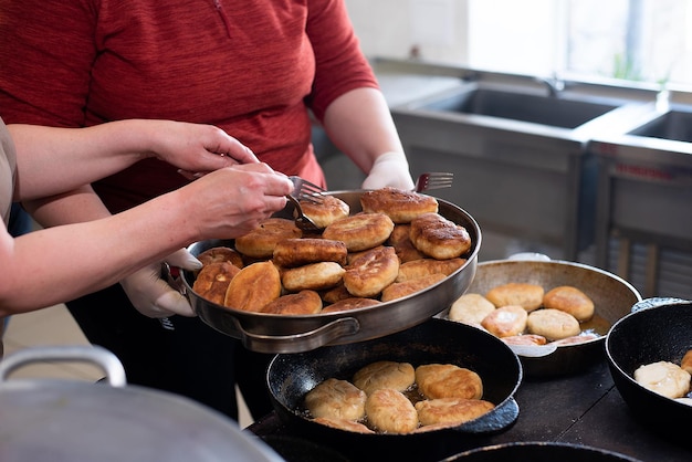 Cuisson des tartes frites avec pommes de terre et arôme et croûte de chou dans la cuisine de la salle à mangerxA