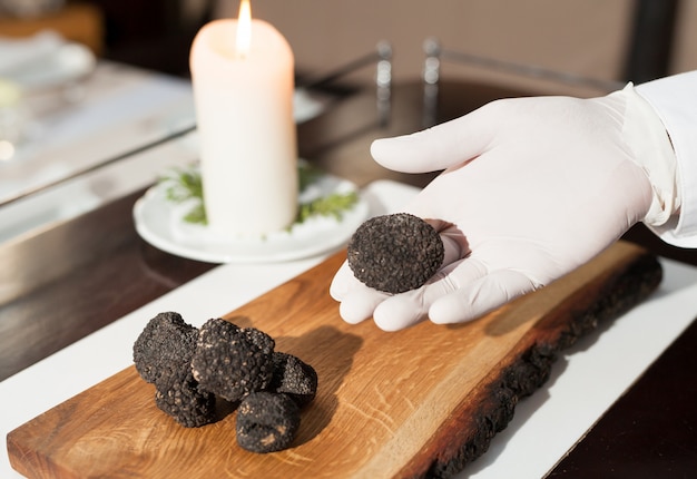 Cuisson de la truffe noire dans un restaurant