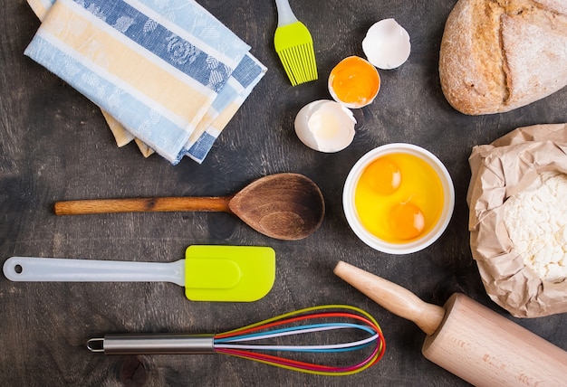 Cuisson des ustensiles de cuisine sur une table en bois vintage