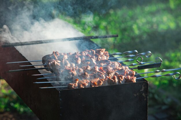 Cuisson de la viande au feu de barbecue