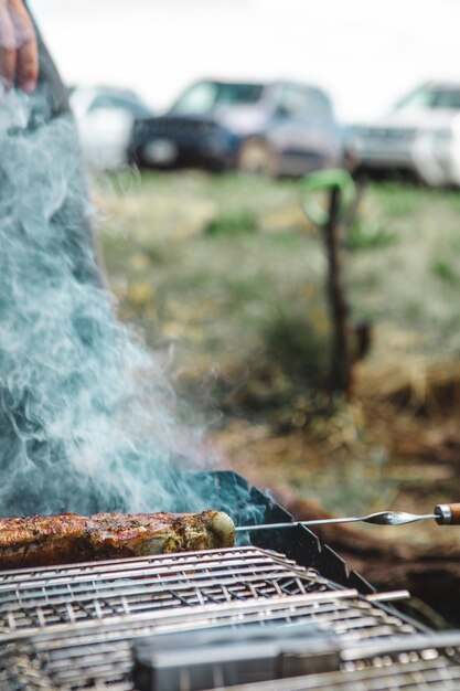 Cuisson de la viande au feu de camp se bouchent