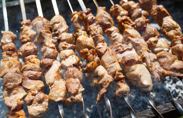 Cuisson de la viande en feu.