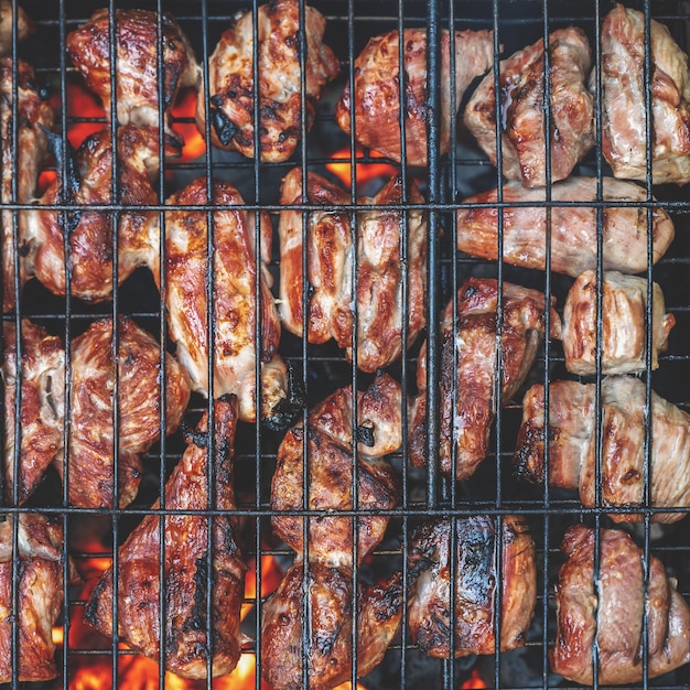 Cuisson de la viande sur le gril Mise au point sélective de la lumière naturelle