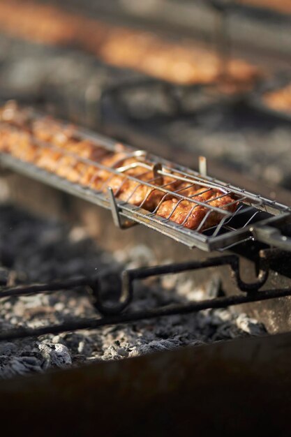 Cuisson de la viande sur le gril Viande sur le gril Cuisine de rue Viande