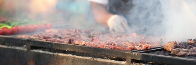 Cuisson de la viande sur grille et charbon de bois