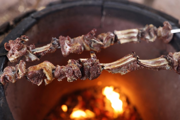 Cuisson de la viande en pique-nique barbecue sur feu ouvert