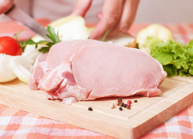 Cuisson de la viande de porc aux légumes sur planche de bois