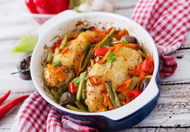 Cuit au four, régime et sain un filet de poulet aux légumes