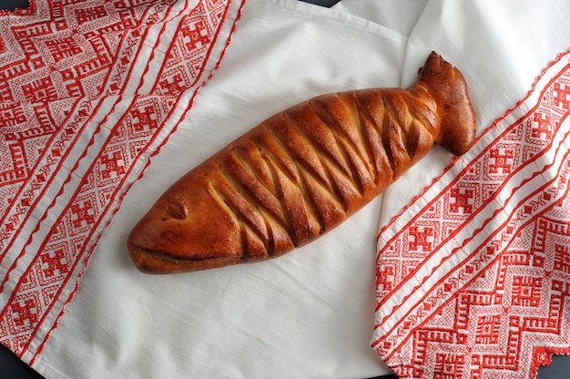 Cuit un gâteau en forme de poisson sur la table avec un tissu