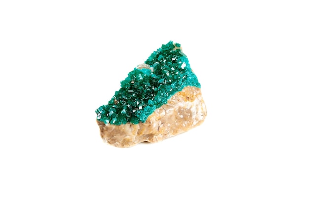 Cuivre de silicate de Dioptase de pierre minérale de macro sur un fond blanc