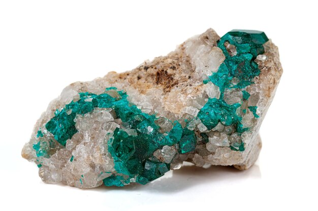 Cuivre de silicate de Dioptase de pierre minérale de macro sur un fond blanc