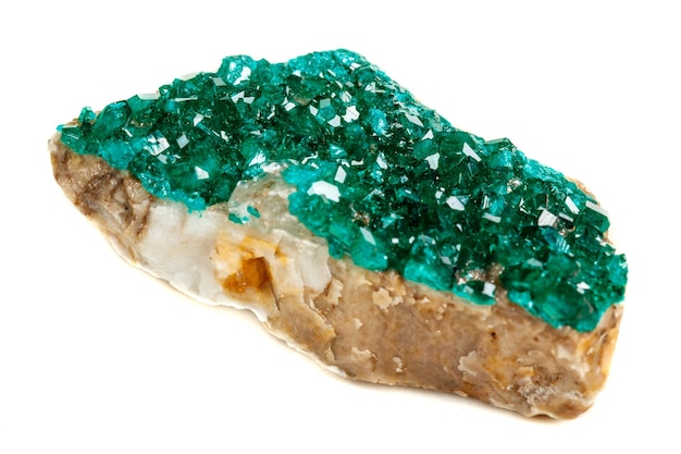 Cuivre de silicate de Dioptase de pierre minérale de macro sur un fond blanc