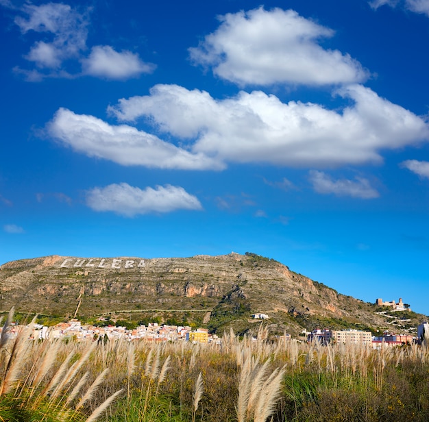 Cullera montagne avec panneau blanc écrit en