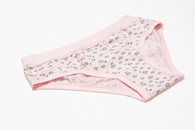 Culotte en coton rose sur la surface blanche