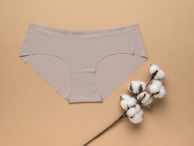 Culotte femme en coton séché et beige sur fond beige Sous-vêtement femme Mise à plat