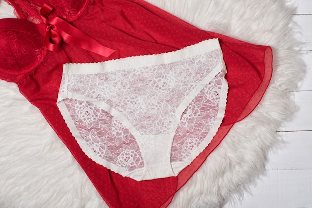 Culotte femme en dentelle blanche sur nuisette rouge Concept de lingerie à la mode