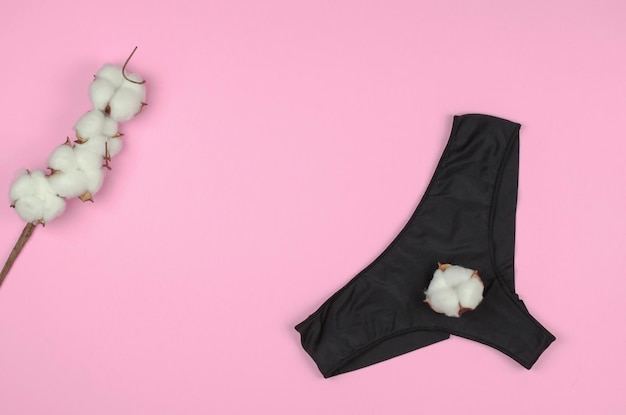 Culotte femme noire sur fond rose à fleurs en coton