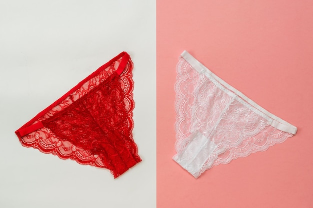 Culotte femme rouge et blanche sur fond blanc et rouge Sous-vêtement La vue du haut