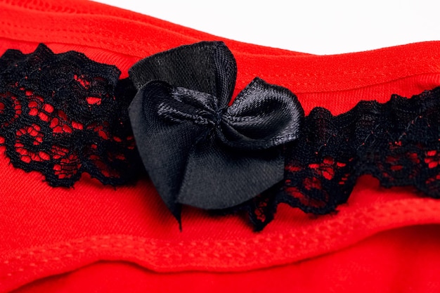 Culotte femme rouge avec nœud noir et dentelle