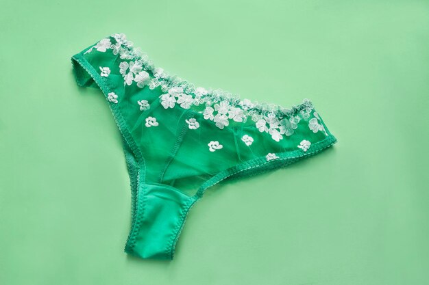 Culotte sur fond vert