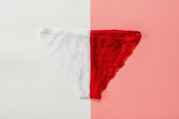 Culotte rouge et blanche pliée sur fond bicolore Sous-vêtement La vue du dessus