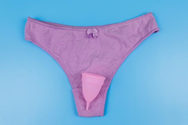 Culottes pour femmes avec coupe menstruelle sur fond bleu pastel Vue de dessus Concept de jours critiques menstruation hygiène féminine
