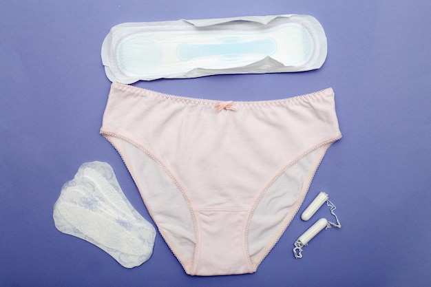 Culottes pour femmes avec tampons et protège-slips concept d'hygiène et de soins de santé pour femmes