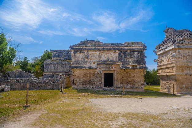 Photo culte des églises mayas élaborer des structures pour le culte au dieu de la pluie complexe du monastère de chaac chichen itza yucatan mexique civilisation maya