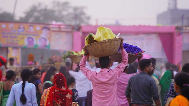 Culture Bihari Un dévot porte des objets de pooja ou de culte pour Chhath Puja