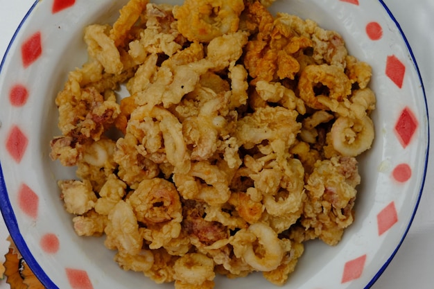 cumi-cumi goreng croustillant. calmars frits, à base de calamars frits avec de la farine d'assaisonnement. Fruit de mer.