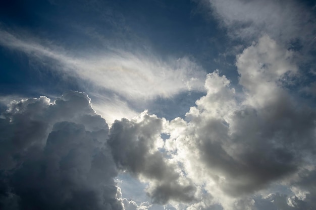 Les cumulonimbus blancs moelleux se forment avant l'orage sur le ciel bleu d'été changeant le temps de cloudscape orageux