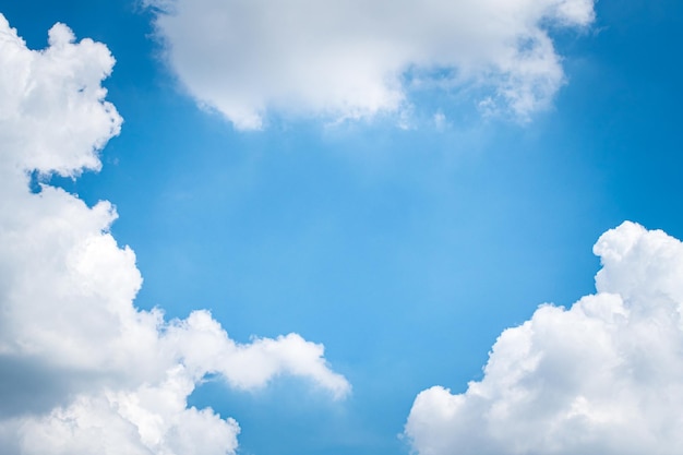 Cumulonimbus. nuage cumulus. Puffy ou coton comme ou nuage moelleux ciel bleu nuages duveteux blancs sur paysage de ciel bleu.